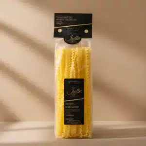 Los mafaldine son una forma especial de pasta larga que se presentan como tagliatelle más grandes y con el borde lateral rizado para capturar bien la salsa.