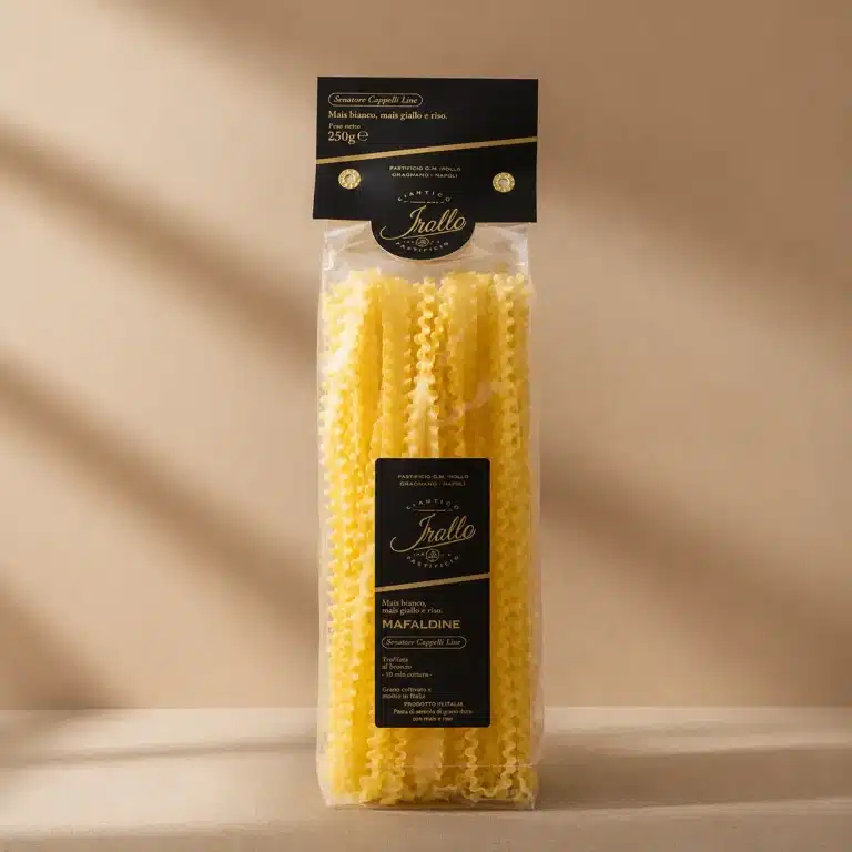 Los mafaldine son una forma especial de pasta larga que se presentan como tagliatelle más grandes y con el borde lateral rizado para capturar bien la salsa.
