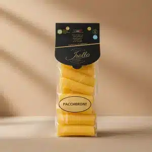 Pasta alimenticia sin gluten. El paccherone es una forma de pasta corta que deriva de un canelón cortado.